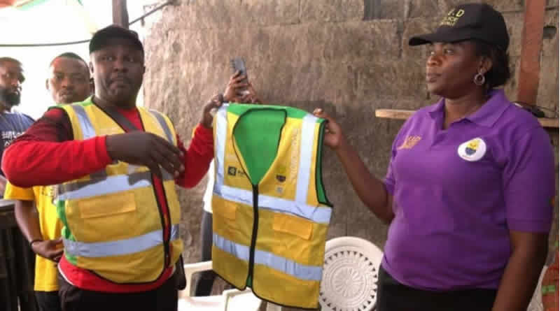 Transport par moto-taxis : Dr Roger Mbassa Ndinè prescrit le port obligatoire des chasubles Transport par moto-taxis : Dr Roger Mbassa Ndinè prescrit le port obligatoire des chasubles