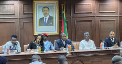 Jean Ernest Masséna NGALLÈ BIBEHÈ obtient la suspension de la grève des transporteurs routiers avant l’arrivée du Pape Léon XIV