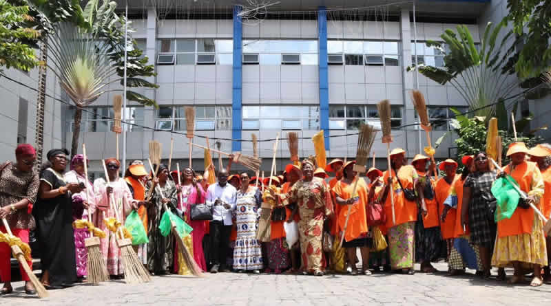 Douala Clean City : des équipements de protection pour renforcer l’action des femmes engagées dans l’assainissement urbain